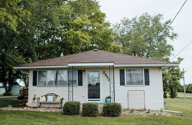 Charming 2-bedroom house comfortable cottage in the country but close to city
