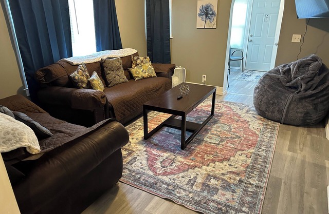 Charming 2-bedroom apartment with AC, WiFi in Pleasant Keego Harbor