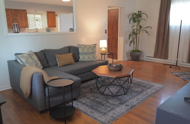 Charming 2-bedroom house in serene Lake Katrine with AC