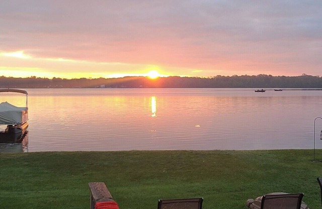 Charming 2-bedroom cottage with AC in Lake Odessa