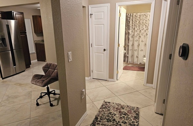 Charming 2-bedroom/1Ba house with WiFi, AC, Laundry - - Non Smoking