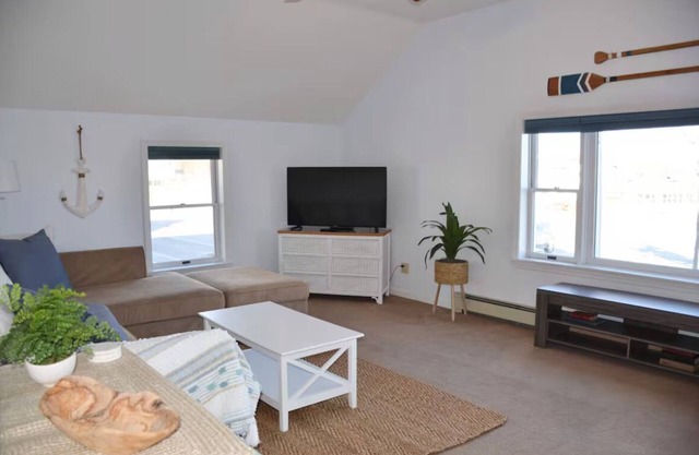 Charming 2-bedroom apartment - just steps from Lincolnville Beach!