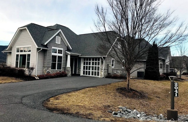 Charming 2-bedroom bungalow in Tremendous Massanutten with WiFi and fitness room