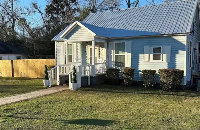 Charming 2-bedroom house in Monroeville with Wi-Fi and AC.