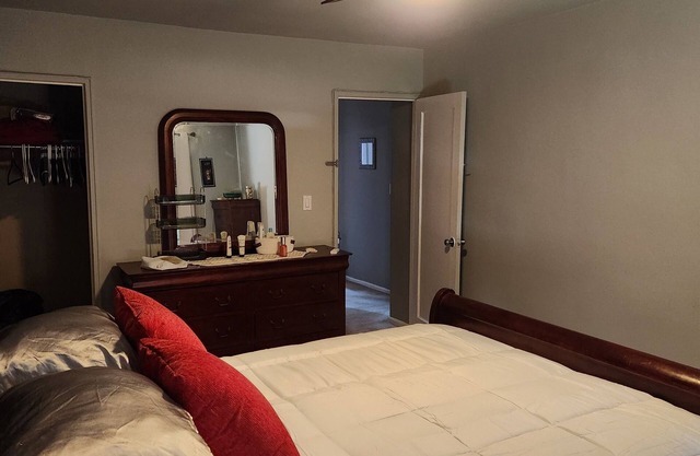 Charming 2-bedroom apartment in lovely Mount Vernon with free parking on site