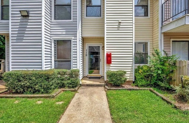 Charming 2-bedroom Townhome - Close to SFA