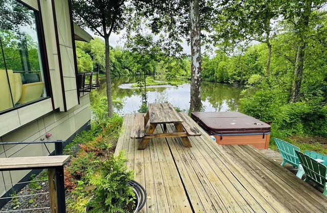 Charming 2-bedroom apartment waterfront with WiFi, lovely New Milford