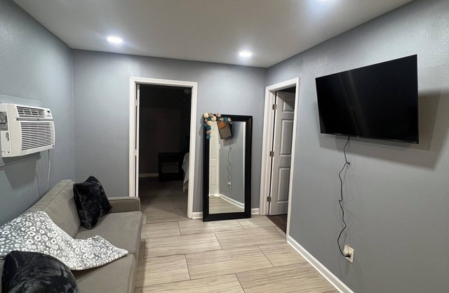 Charming 2-bedroom apartment with AC, WiFi in marvelous New Orleans