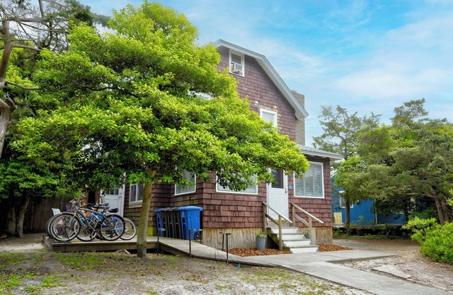 Charming 2-Bedroom Beach Cottage in Ocean Bay Park