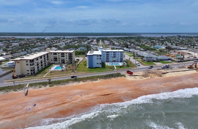 Charming 2-bedroom beachside condo with pool!