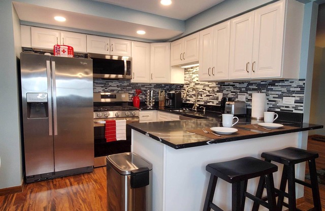 Charming 2-Bedroom Apt. King Bed, Desk, Fast WiFi, A/C, Near Hospitals