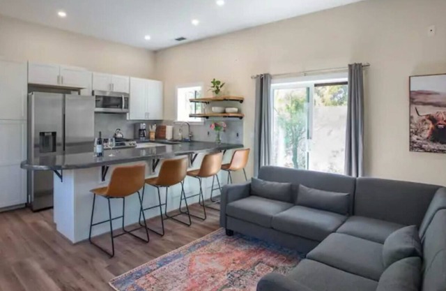 Charming 2-bedroom cottage in heart of Paso Robles Wine country.