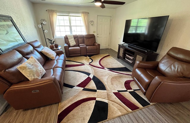 Charming 2-bedroom house with 2 KING BEDS in Pleasant Poplar Bluff