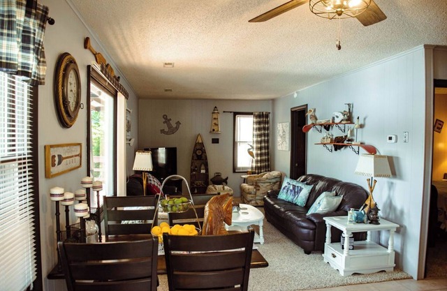 Charming 2-bedroom lakefront house, dock with boat slip in Rocky Mount