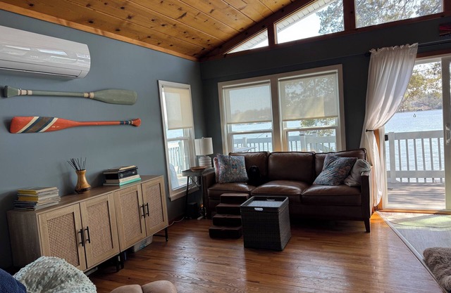 Charming 2-bedroom bungalow with million dollar panoramic view of lake!