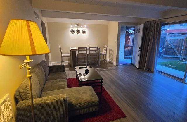 Charming 2-bedroom condo with WiFi, AC in enchanting Rohnert Park