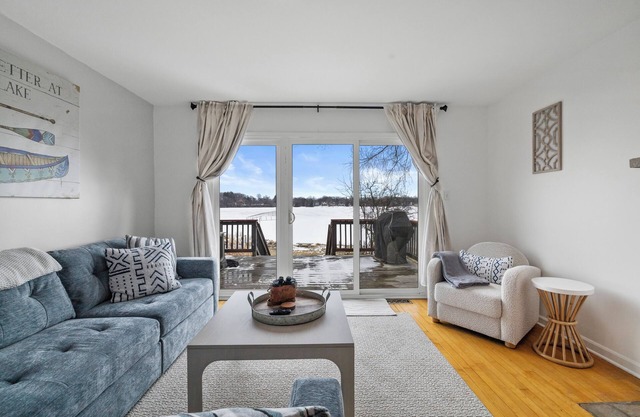 Charming 2-bedroom Lake House Directly on Cross Lake