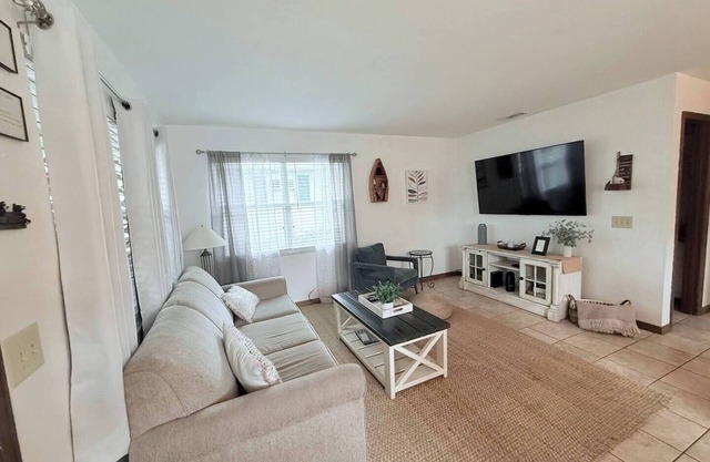 Charming 2-bedroom cottage on a Lake Resort in Salt Springs
