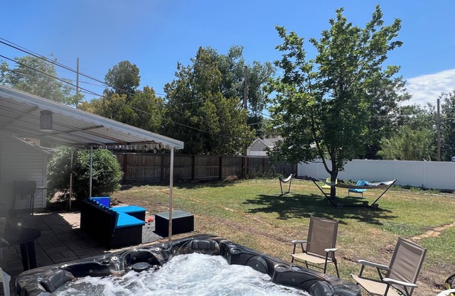 Charming 2-bedroom house with WiFi, a hot tub and 30 min away from adventure.