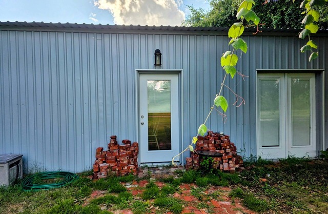 Charming 2-bedroom barndominium in marvelous Stephenville with AC, WiFi