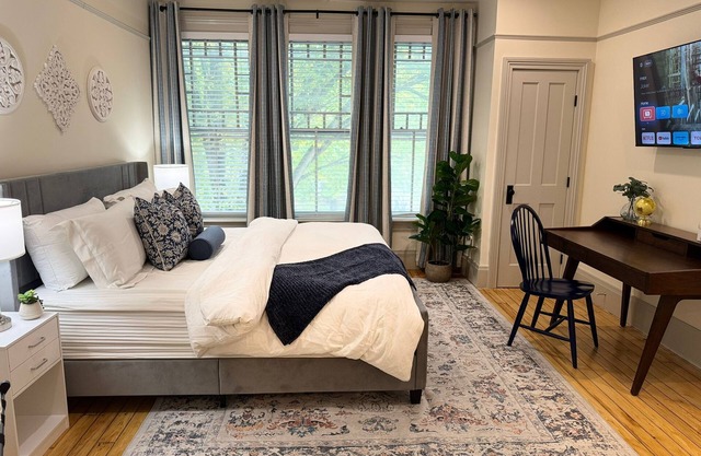 Charming 2-bedroom apartment in downtown Stockbridge with AC, WiFi