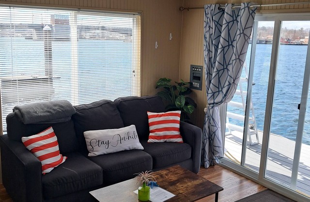Charming 2-bedroom boat with AC, WiFi in lovely Sturgeon Bay Mary 1