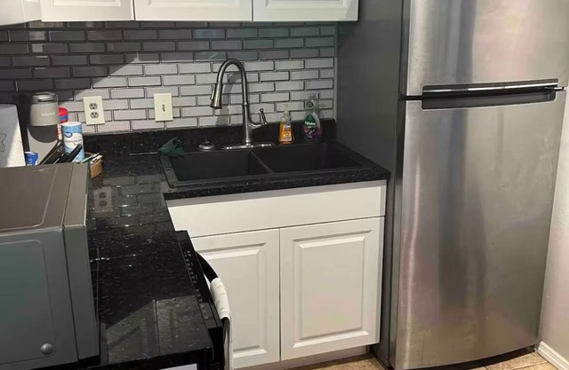 Charming 2-bedroom townhome with WiFi and AC in Tallahassee. Walk to Stadium FSU