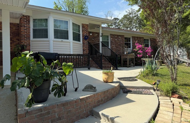 Charming 2-bedroom house in uptown Tallahassee with AC, WiFi.