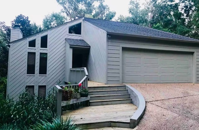 Charming 2-bedroom house with privacy and a tranquil wooded view