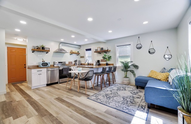 Charming 2-bedroom apartment with WiFi in Tannersville, Minutes from Camelback