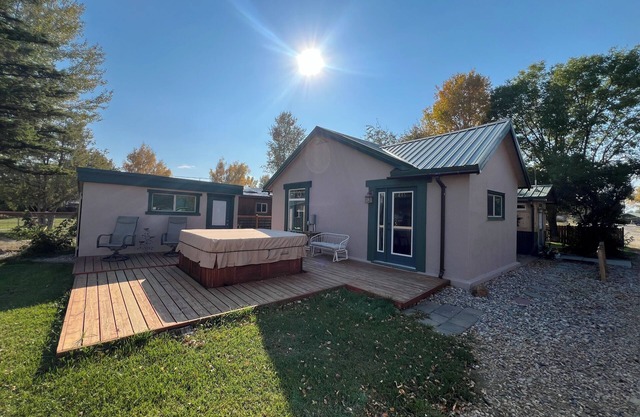 Charming 2-bedroom bungalow with WiFi and bbq in Twin Bridges. Dog friendly.