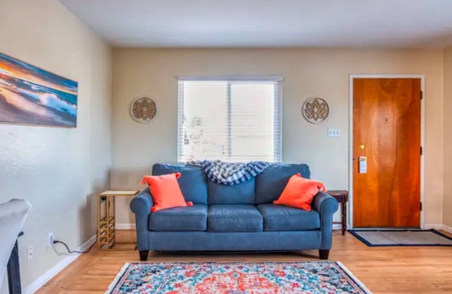 Charming 2-bedroom house in Downtown Walnut Creek with WiFi and AC