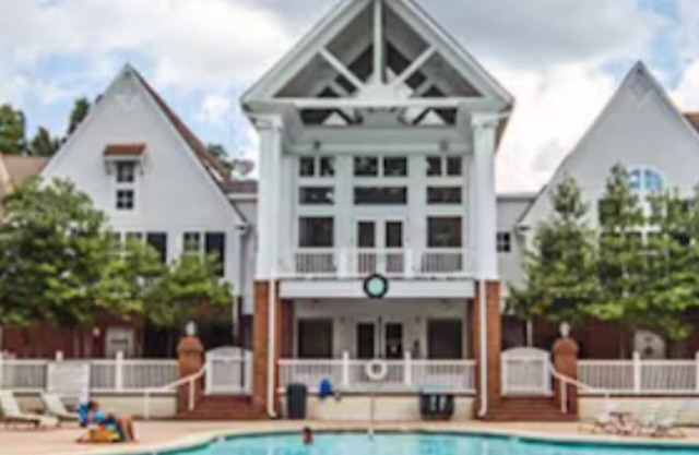 Charming 2-bedroom condo in pleasant Williamsburg with WiFi, AC, fitness room