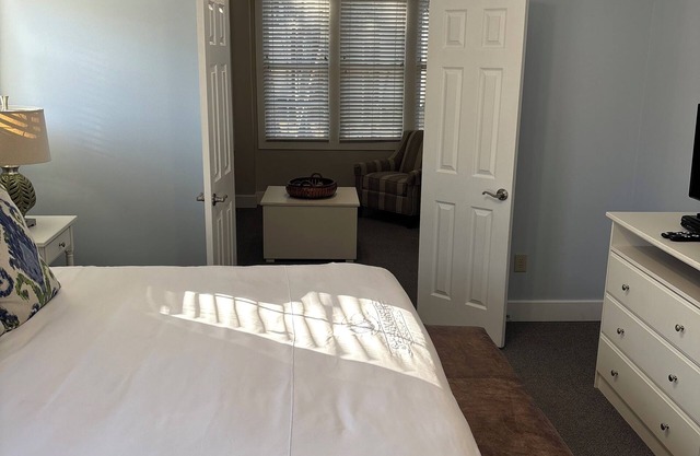 Charming 2-bedroom condo in marvelous Williamsburg with AC, fitness room