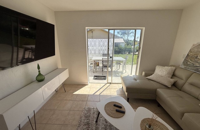 Charming 2-bedroom villa with HUGE yard in Naples