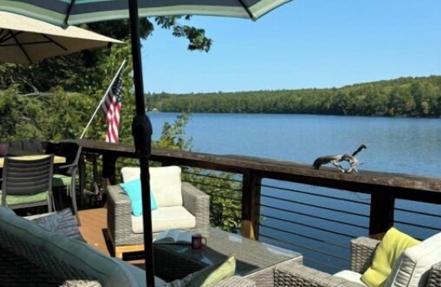 Charming 2-bedroom waterfront cottage in welcoming Barrington with deck and WiFi