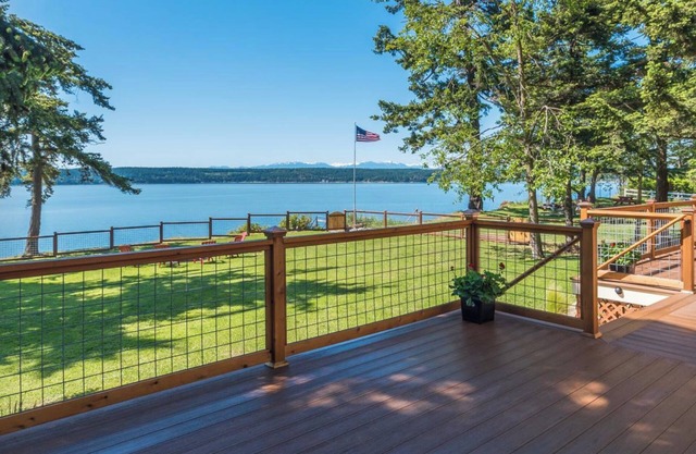 Charming 2-bedroom waterfront cottage overlooking Penn Cove