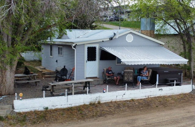 Charming 2 bedroom waterfront cabin at Magic Reservoir with hot tub