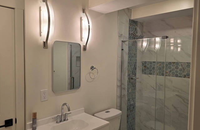 Charming 2-bedroom Walkout Basement, Private Entrance, in Aurora with Wi-Fi,TV