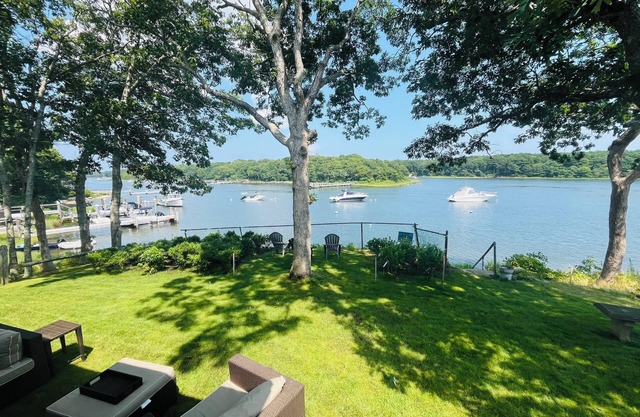 Charming 2-bedroom waterfront cottage/Falmouth with SPECTACULAR views AC, WiFi