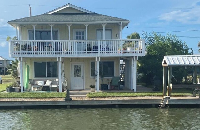Charming 2-bedroom waterfront house with dock, AC, and WiFi in Rockport Texas