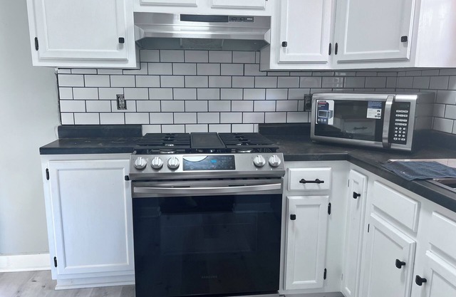 Charming 2-bedroom with AC, WiFi Kansas Escapes 3