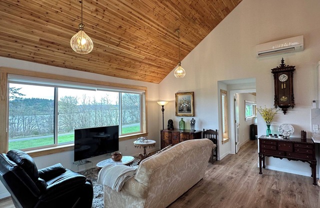 Charming 2 beds and 2 baths beach house adjoining to deception pass park