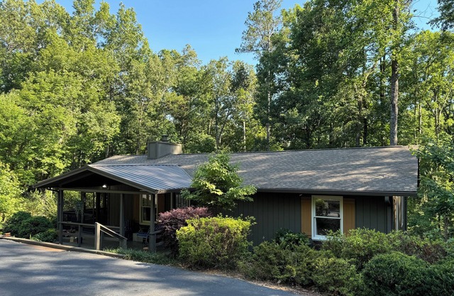 Charming 2-BR/2BA home in Keowee Key, utilities and amenities included!