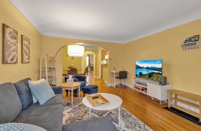 Charming 2-BR apartment with AC, WiFi and covered parking in lovely Buffalo!