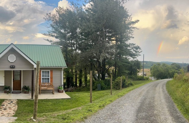Charming 2-BR cottage in Galax with WiFi, AC. Close to Blue Ridge Parkway