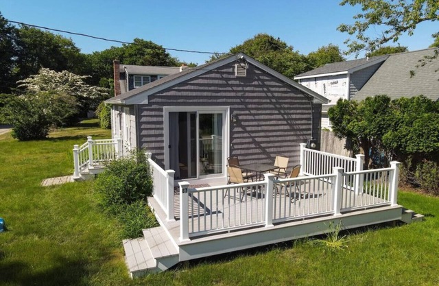 Charming 2 BR Green Hill Beach Cottage