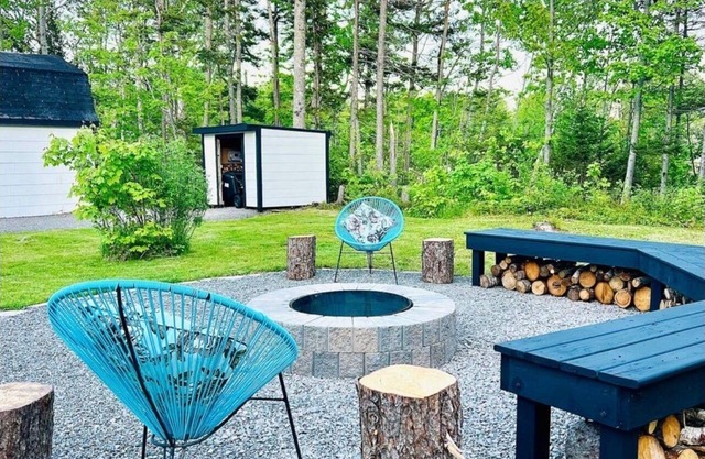 Charming 2-BR house with AC, WiFi, firepit and only 5 min walk from beach