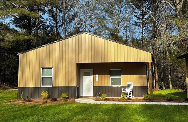 Charming 2-BR house in country setting; close to Meridian. Pet friendly/AC/WiFi