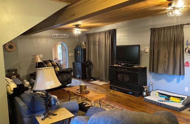 Charming 2-BR house in Marienville with AC. Close to ATV trails. Two fire pits.